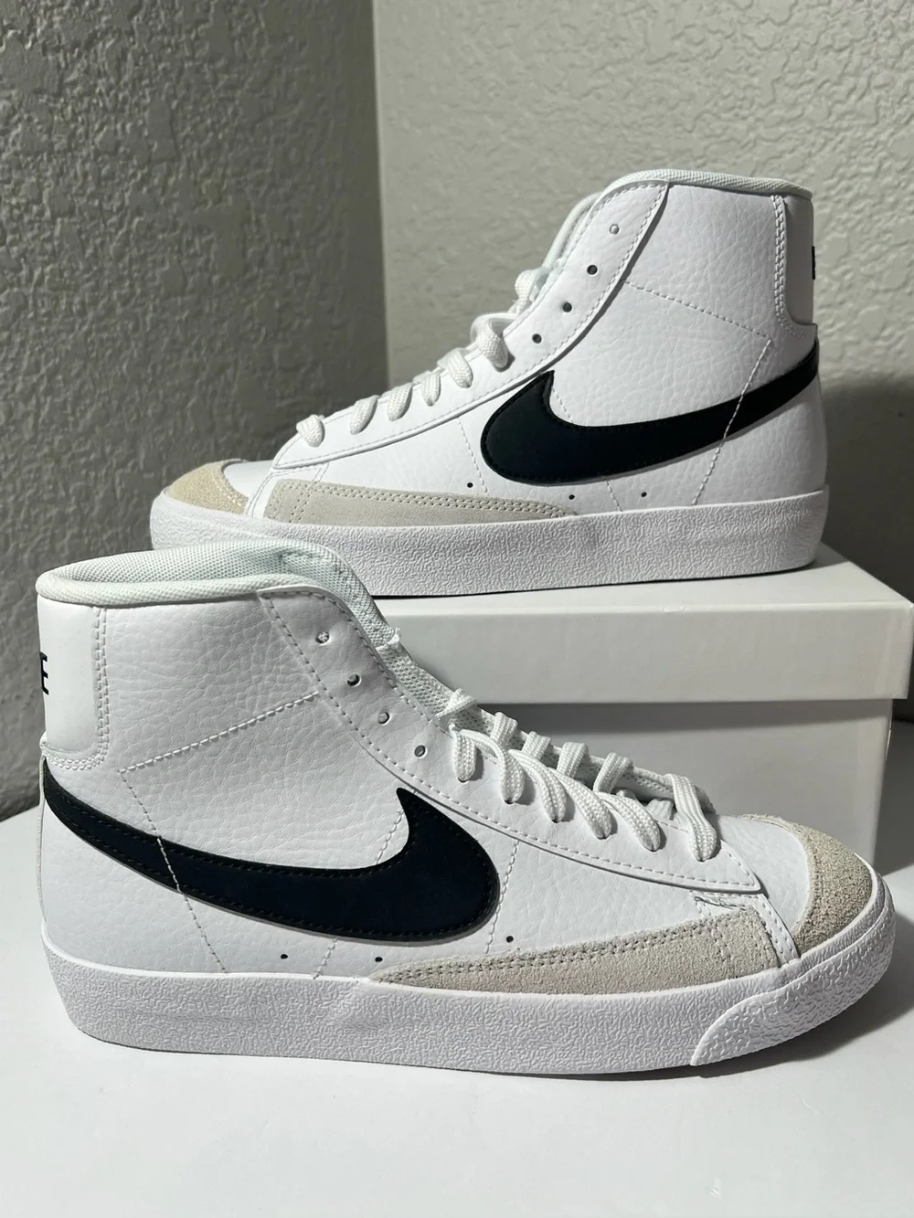 Nike Blazer Mid ’77 GS high top White Black Team Orange DA4086-100 Youth size 7Y